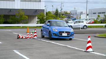 【JAF京都】公道では体験できないスラローム走行や急ブレーキをマイカーで体験