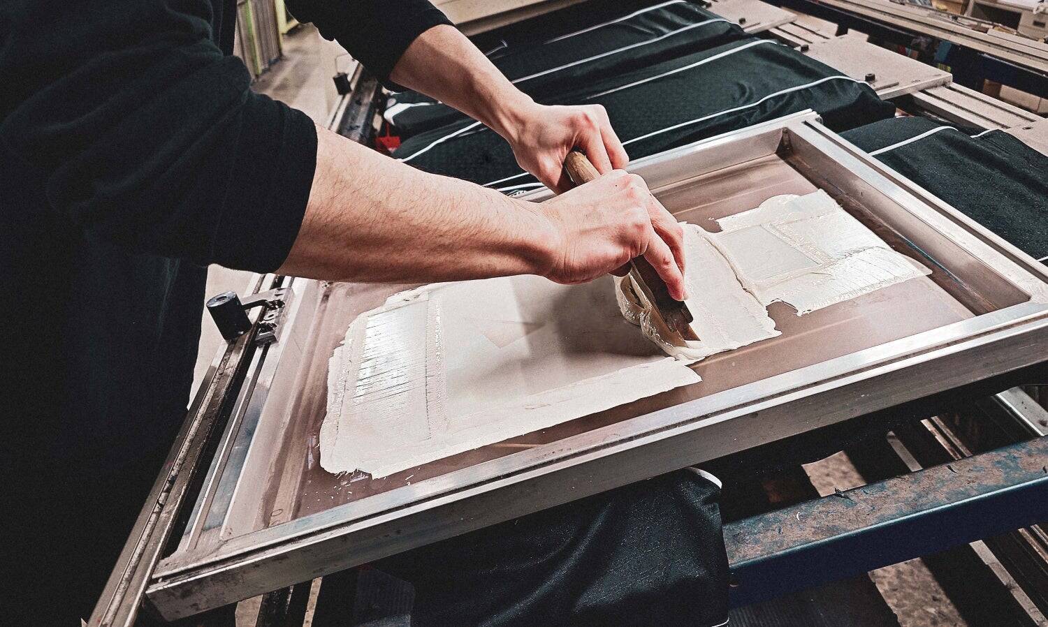 40年のシルクスクリーン技術で、スケートボードをアート作品へ。silkmasterSBが挑む国内自社製造の開発ストーリー