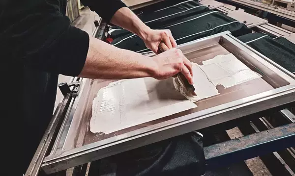 「40年のシルクスクリーン技術で、スケートボードをアート作品へ。silkmasterSBが挑む国内自社製造の開発ストーリー」の画像
