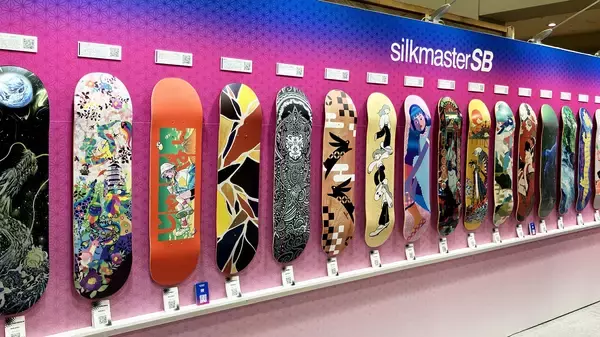 「40年のシルクスクリーン技術で、スケートボードをアート作品へ。silkmasterSBが挑む国内自社製造の開発ストーリー」の画像