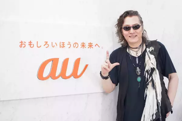 auとコラボし、新たな形で開催したLuckyFes’24。茨城出身、2回目の出演となったアーティスト米米CLUB石井竜也に、やついいちろうがインタビュー。フェスの魅力や音楽の多様な楽しみ方を語る