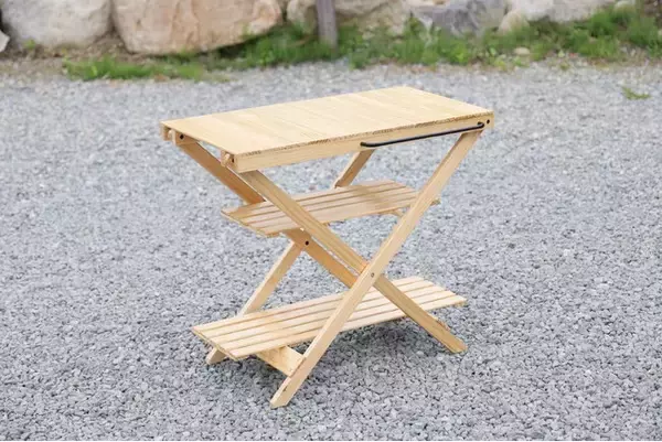 アウトドアブランド「VALVE」、キャンプインフルエンサー びあ・ぷりーず氏と共同開発した折り畳み木製テーブル「FODI-WOOD TABLE（フォーディ ウッドテーブル）」の一般販売を開始