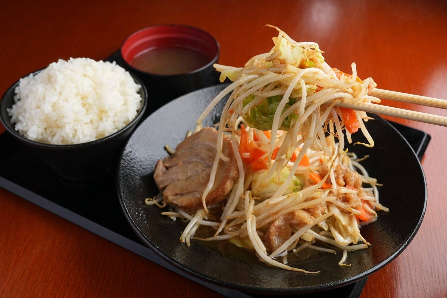 飲食店を増やしたいわけじゃない。農業と食卓をつなぐ、ベジ家フランチャイズの挑戦「白飯を、かきこめ。」その一杯の向こうに、日本の農業の未来がある。