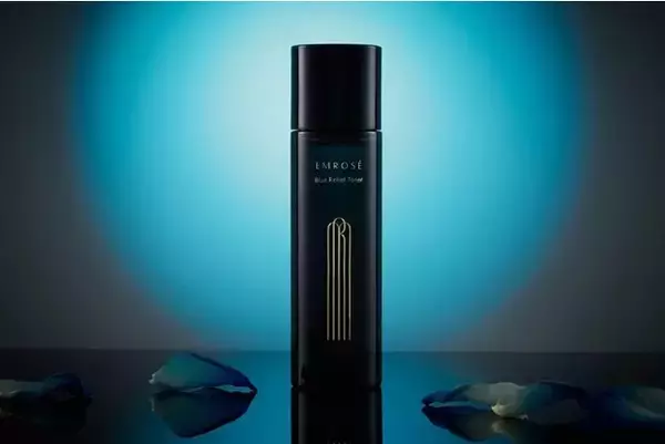 美の化身Mattによるトータルビューティーブランド〈EMROSE（エムロゼ）〉からブルーアズレン*弱酸性化粧水「ブルーリリーフトナー」が登場。