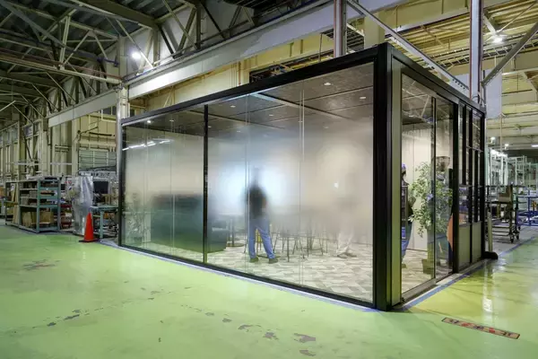 工場にカフェ？ コマニーが描く“働きやすさ”とウェルビーイングの新しいカタチ