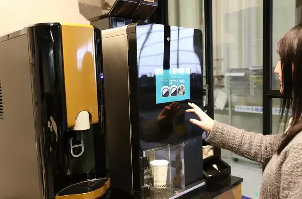 「工場にカフェ？ コマニーが描く“働きやすさ”とウェルビーイングの新しいカタチ」の画像