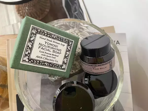 AWA Olfactory Co.　農園に自生するヨモギからクロロフィルたっぷり深い緑色ベースオイルを抽出。すべて手作業で生まれる《フェイスバーム》《コールドプロセス洗顔石けん》を新発売
