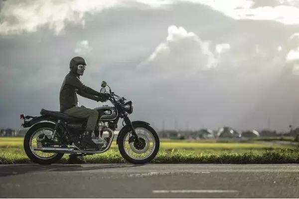 歴史を紡ぎ、育んできたカワサキの誇り。伝統の香りが風格を漂わす、「MEGURO K3」が新たなグラフィックで9月1日に発売