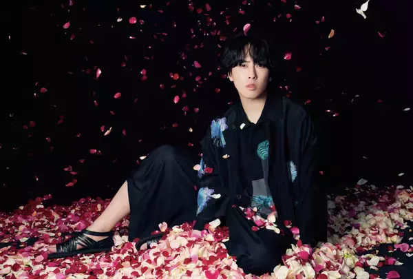 「宮舘涼太さんが表紙FRaU JAXURY特集号3月31日（火）発売！　いよいよあと一週間！花吹雪撮影ビジュアルを一点、特別公開」の画像