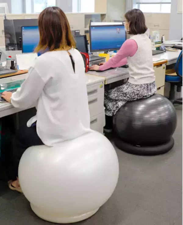 事務用椅子をバランスボールに置き替える取り組みの試験導入
