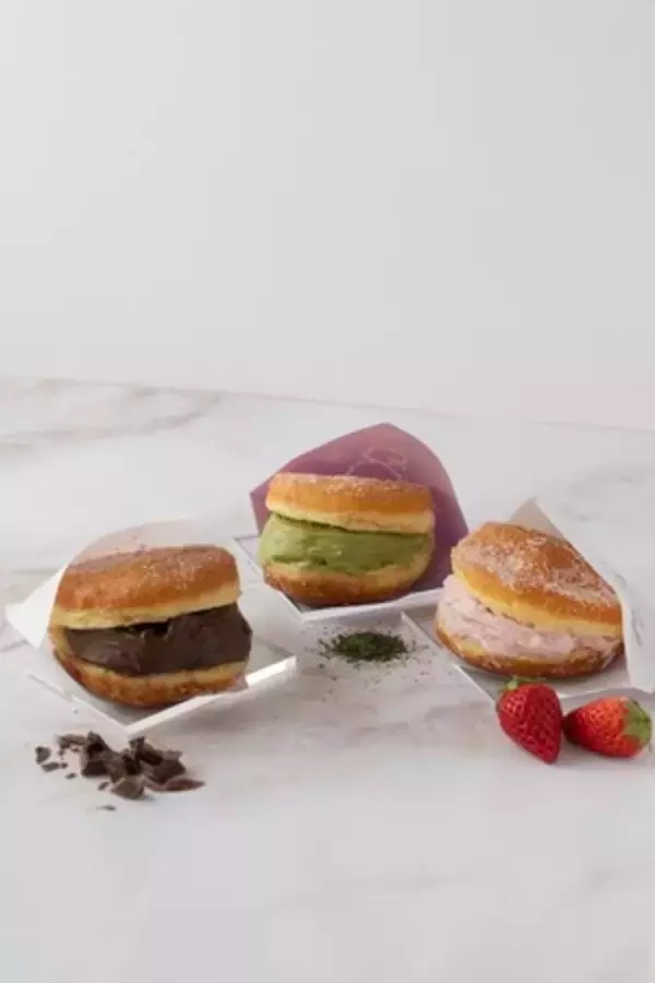 【koe donuts】京都のジェラート店『プレマルシェ・ジェラテリア』とコラボレーション・夏にぴったりな「ジェラートサンドドーナツ」が新登場！～京都散策にも最適なワンハンドで食べる冷たいドーナツ～