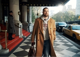 トミー ヒルフィガー、2026 Fallキャンペーンでトラヴィス・ケルシー (Travis Kelce) と仲間たちをザ・プラザ・ホテルを舞台にしたニューヨークの世界へ迎える