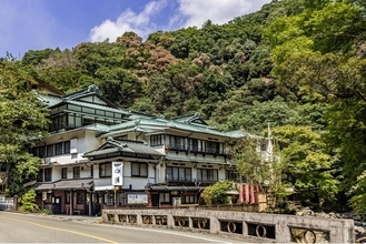 【箱根・一の湯】国登録有形文化財「塔ノ沢一の湯本館」で防火管理を強化。モバイルバッテリーの館内利用ルールを見直し