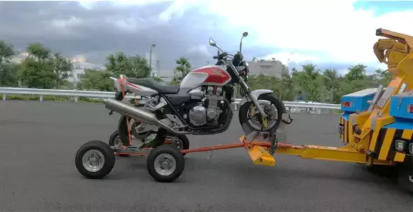 【JAF九州】レッカー車でバイクを運ぶ！？二輪アタッチメント九州初公開！