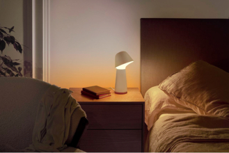 スマート照明Philips Hue、体内リズムに着目した睡眠サポート照明「Philips Hue トワイライト ベッドサイドライト」新発売
