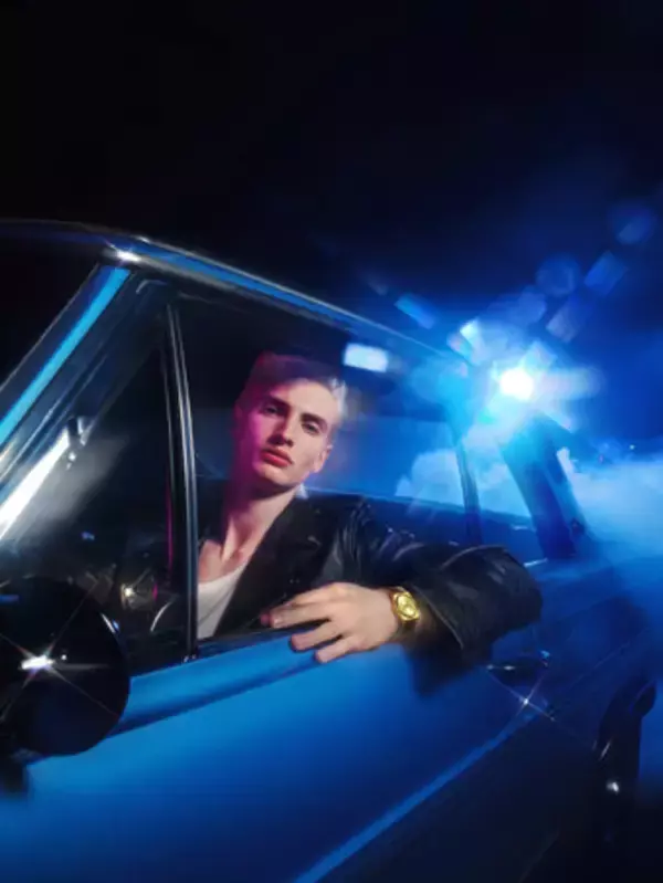 ユニセックスモデルのティソ PRX クォーツ 35mmに新色ゴールドが登場。5カラーの個性が際立つシネマティックなキャンペーンも展開