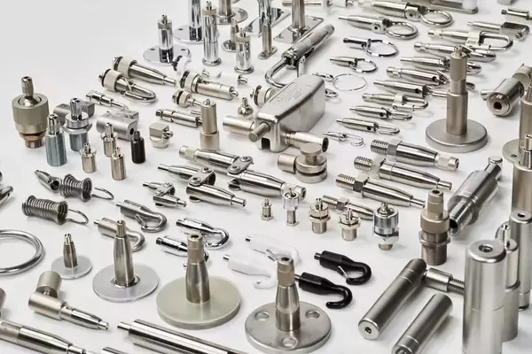 ワイヤーシステム「アラカワグリップ」が世界の美術館やショーウィンドウで使われるまで