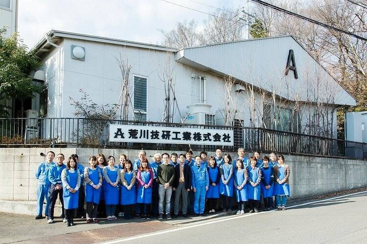 ワイヤーシステム「アラカワグリップ」が世界の美術館やショーウィンドウで使われるまで