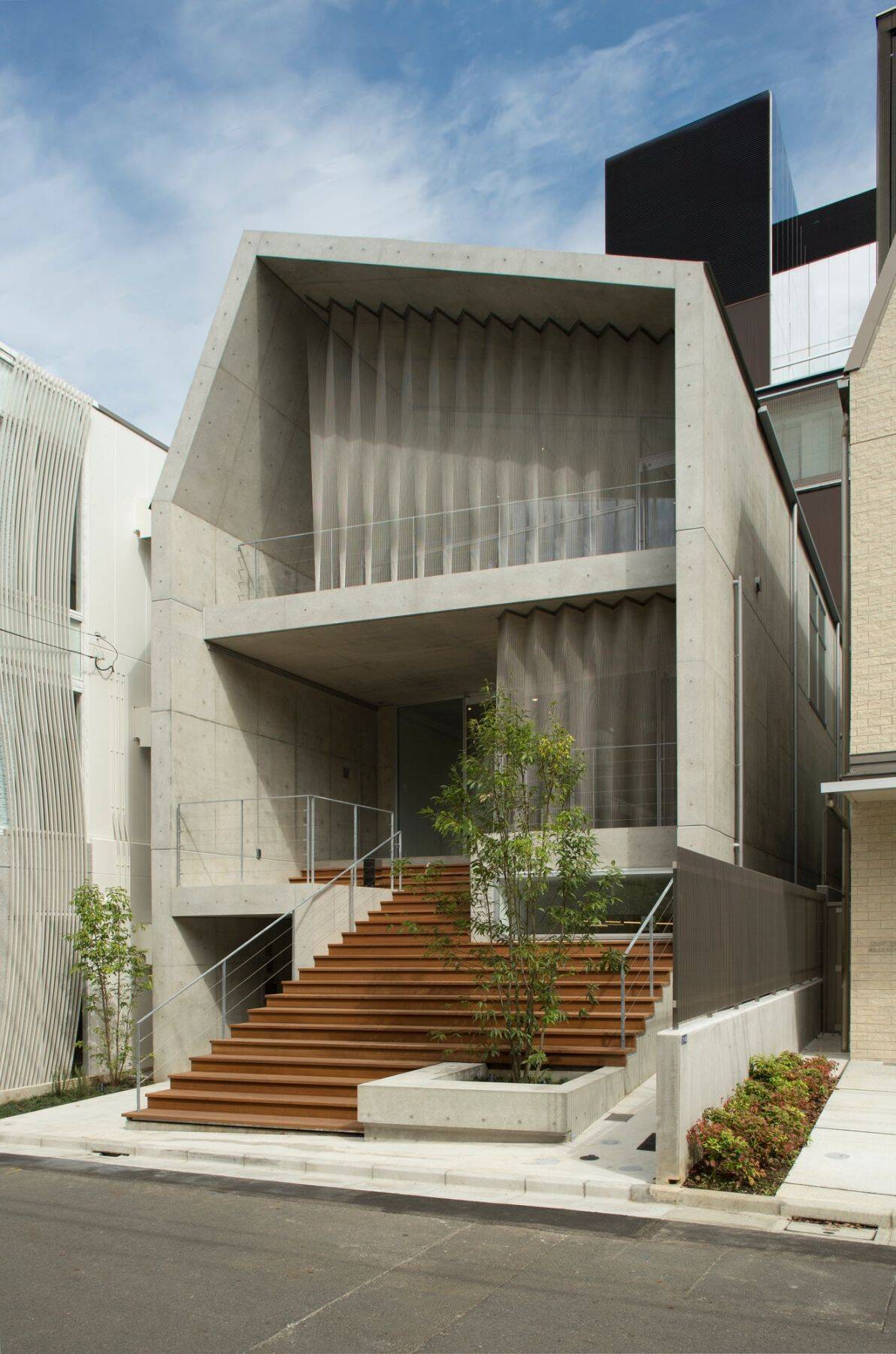 ワイヤーシステム「アラカワグリップ」が世界の美術館やショーウィンドウで使われるまで