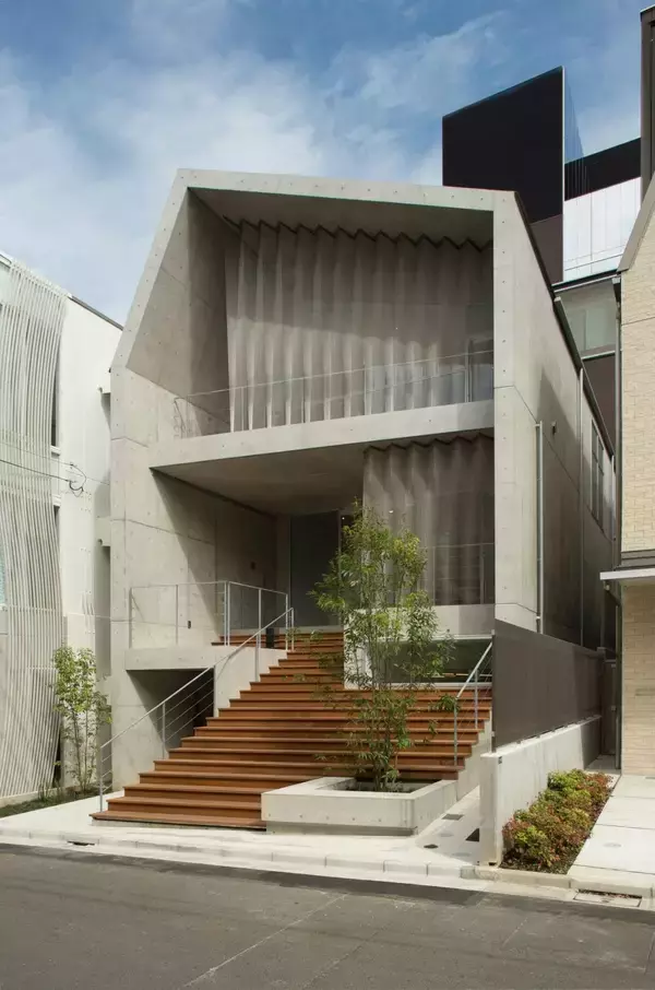 「ワイヤーシステム「アラカワグリップ」が世界の美術館やショーウィンドウで使われるまで」の画像