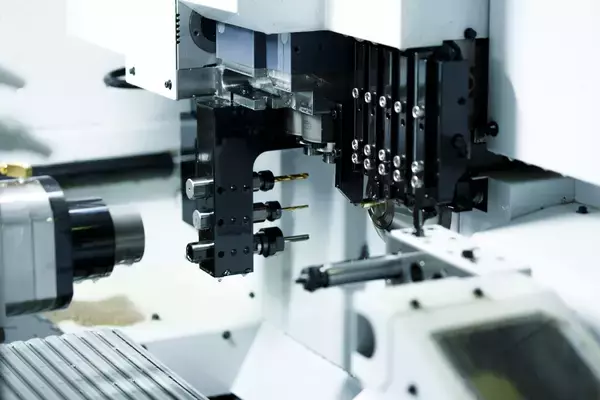 「ワイヤーシステム「アラカワグリップ」が世界の美術館やショーウィンドウで使われるまで」の画像