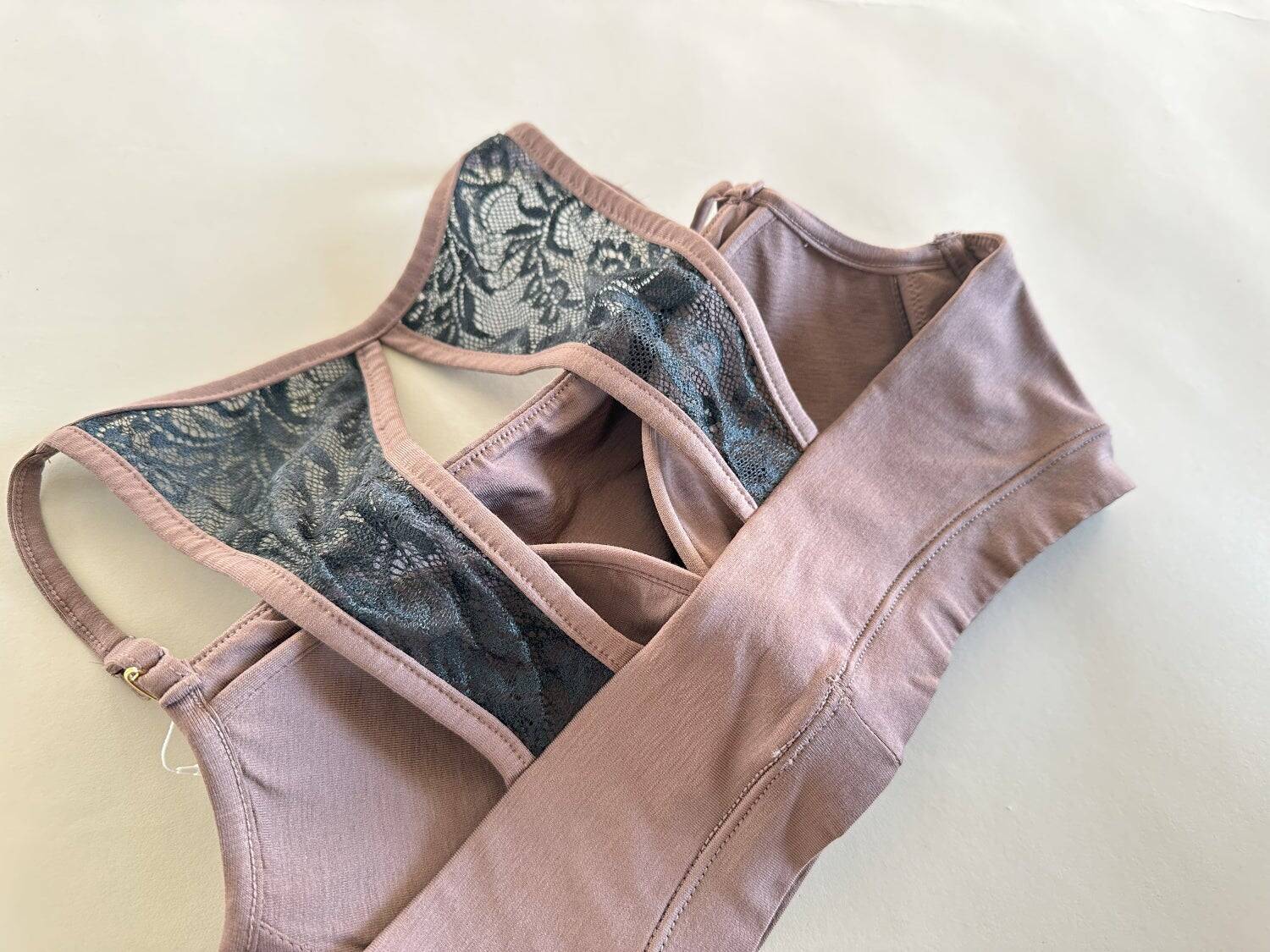 創業93年目、女性の身体に向き合ってきたタカギが立ち上げた自社ブランド「AROMATIQUE」とDANSKINのコラボ。自社工場の縫製技術に支えられたプロダクトとは