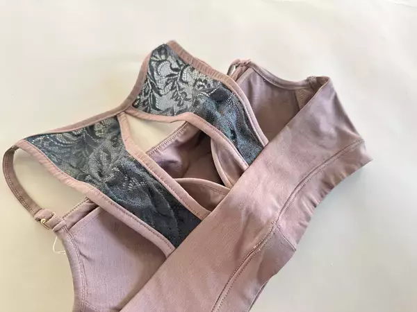 「創業93年目、女性の身体に向き合ってきたタカギが立ち上げた自社ブランド「AROMATIQUE」とDANSKINのコラボ。自社工場の縫製技術に支えられたプロダクトとは」の画像