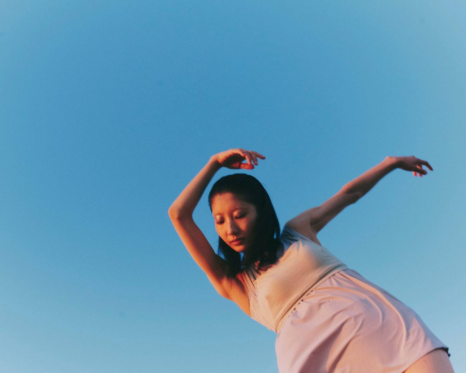 創業93年目、女性の身体に向き合ってきたタカギが立ち上げた自社ブランド「AROMATIQUE」とDANSKINのコラボ。自社工場の縫製技術に支えられたプロダクトとは