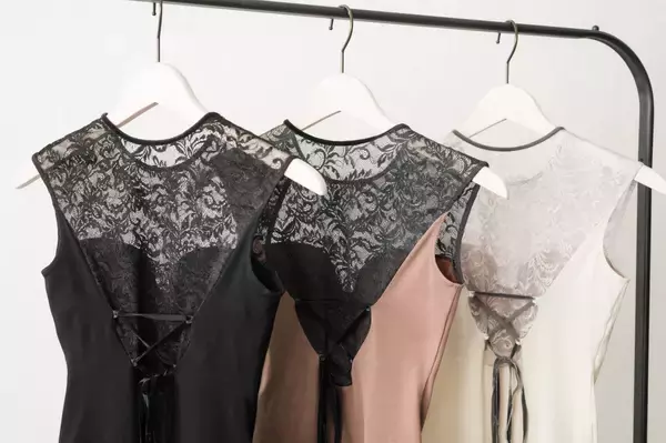 「創業93年目、女性の身体に向き合ってきたタカギが立ち上げた自社ブランド「AROMATIQUE」とDANSKINのコラボ。自社工場の縫製技術に支えられたプロダクトとは」の画像