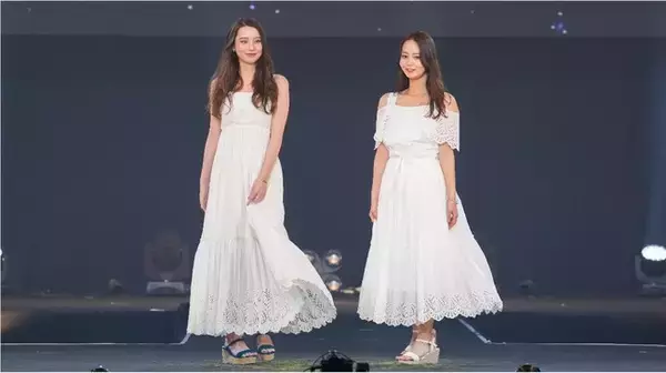 「【『御堂筋ビューティーコレクション2024』「ReFaのスペシャルステージ」実施レポート】トップモデルのNANAMIさん、Nikiさんがリゾートコーデでランウェイに登場！旅行バッグの中身を公開」の画像