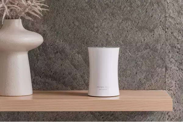 「【新色ピュアホワイト登場】水なしアロマディフューザーに白が追加。上質パッケージでクリスマスプレゼントやギフトにも◎ネブライザー式でオイル本来の香りを拡散。タイマー搭載・香りの量調節可能「アロマフロー」」の画像