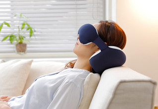 睡眠の理想論vs現実論に"間眠"で終止符を！夜の主睡眠だけでは限界がある忙しい日本を"間眠"で睡眠先進国へ。アイマスクとネックピローが一体化した間眠用枕「nemuli NAP」7月31日新発売。