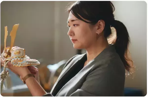 「衣装にレース。扇にパール。自由になる節句人形。ーバイヤーの開発への想いを綴るー」の画像