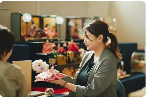 「衣装にレース。扇にパール。自由になる節句人形。ーバイヤーの開発への想いを綴るー」の画像