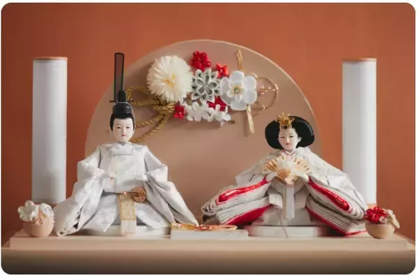 「衣装にレース。扇にパール。自由になる節句人形。ーバイヤーの開発への想いを綴るー」の画像