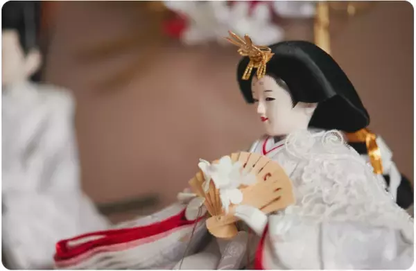 「衣装にレース。扇にパール。自由になる節句人形。ーバイヤーの開発への想いを綴るー」の画像