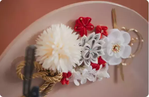 「衣装にレース。扇にパール。自由になる節句人形。ーバイヤーの開発への想いを綴るー」の画像