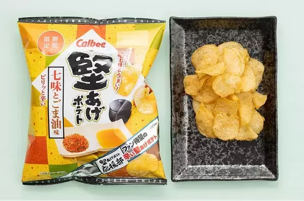 「「堅あげポテト応援部」の投票で選ばれたピリッと辛い七味と香ばしいごま油の風味が楽しめる『堅あげポテト 七味とごま油味』」の画像