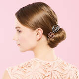 「陽ざしを味方に、つややかなきらめきを纏う夏のフェミニンスタイル」の画像1