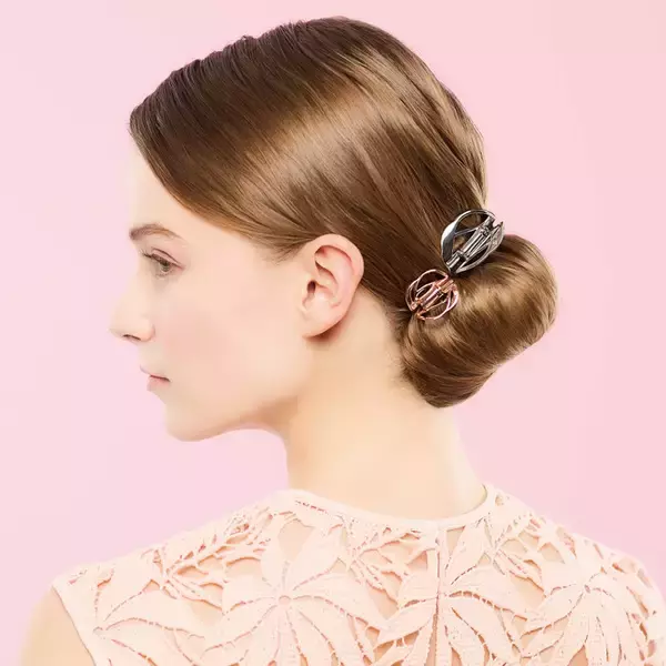 陽ざしを味方に、つややかなきらめきを纏う夏のフェミニンスタイル