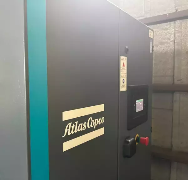 【導入事例】極寒にも強い！アトラスコプコのドライヤー内蔵型コンプレッサーの導入でドレン水問題を解消