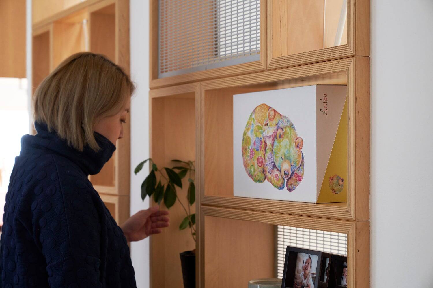 「防災を、暮らしの中に」── 飾れる防災ブランド「Anibo」 第1弾《ビビりグマの冬ごもり》を発表。12/22 Makuakeで公開