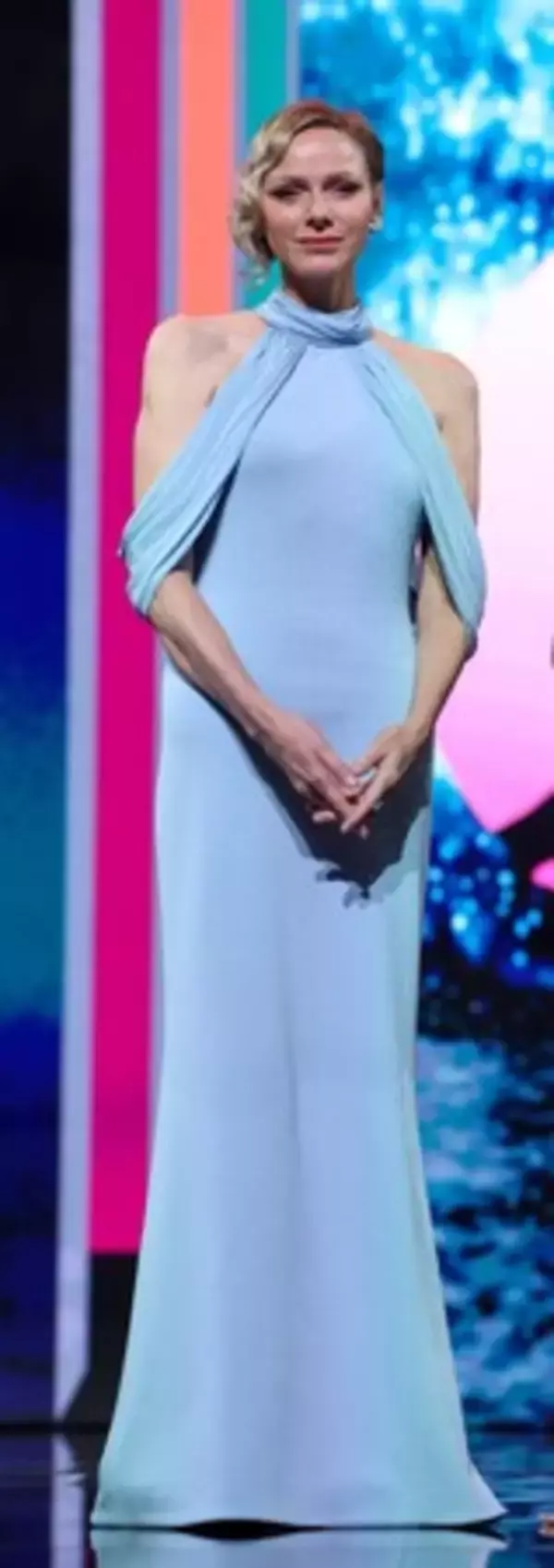 【ルイ・ヴィトン】モナコ公国のシャルレーヌ公妃、第64回モンテカルロ・テレビ祭の閉会式にて、ルイ・ヴィトンを着用