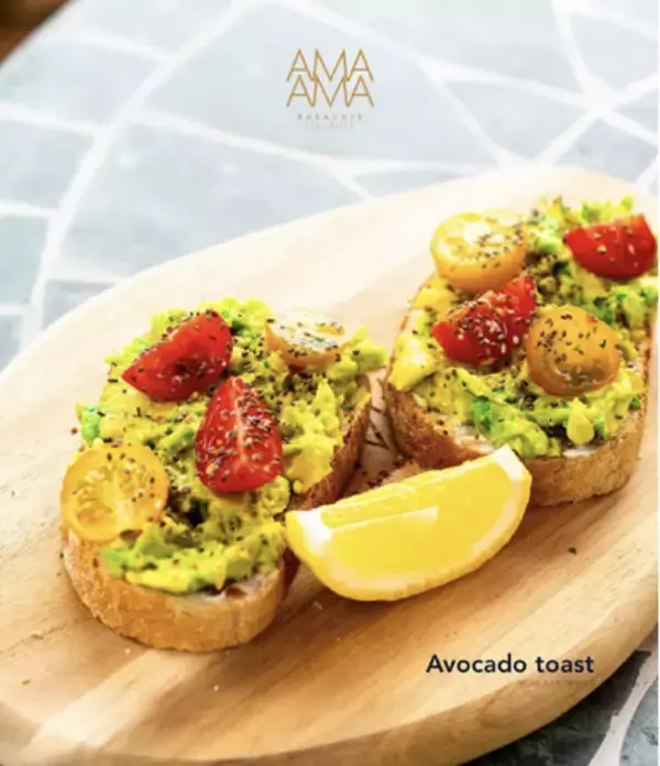 【山梨｜山中湖】"アボカドトースト"で「大バズり中」のAMAAMA BAR&CAFE LOUNGE(アマアマ バー&カフェ ラウンジ)が、旧美術館時代の天井壁画を公開。