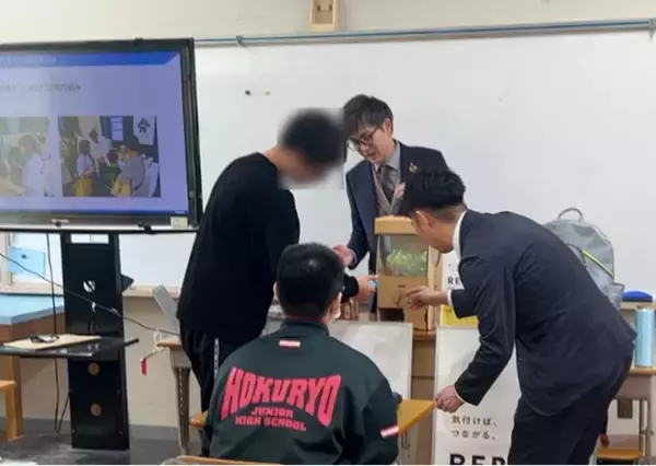 「【地域連携・資源循環】大阪府立茨木支援学校にてペットボトルキャップのリサイクルに関する課外授業を実施」の画像