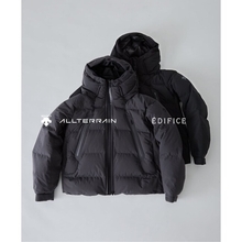 《DESCENTE ALLTERRAIN × EDIFICE》水沢ダウン「マウンテニア」の素材を使用し、丸みのあるシルエットが特徴の「ハーフコート マウンテニア」の別注モデルを発表。