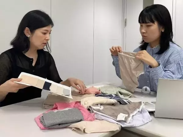 「【実写マンガ｜インナー開発室】ショーツのせいで、お尻が４つに!?」の画像