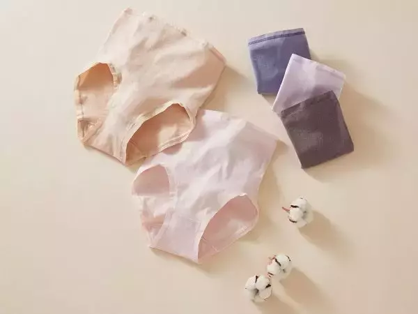 「【実写マンガ｜インナー開発室】ショーツのせいで、お尻が４つに!?」の画像