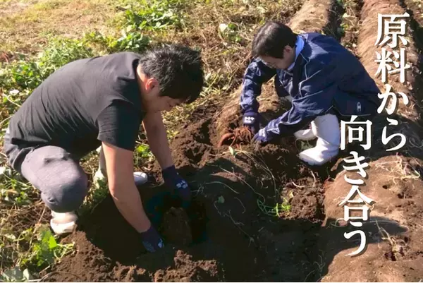 「なぜ焼酎の“原料”から向き合ったのか。十三店 店長が畑で知った一杯の背景【大衆馬肉酒場 馬王 十三店】」の画像