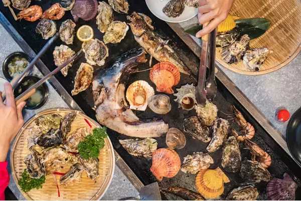 【愛知・知多半島】牡蠣小屋が1周年！食べ放題メニューをリニューアル、全26品の「牡蠣ざんまいコース」・45品の「牡蠣極みコース」の2種類がさらに充実